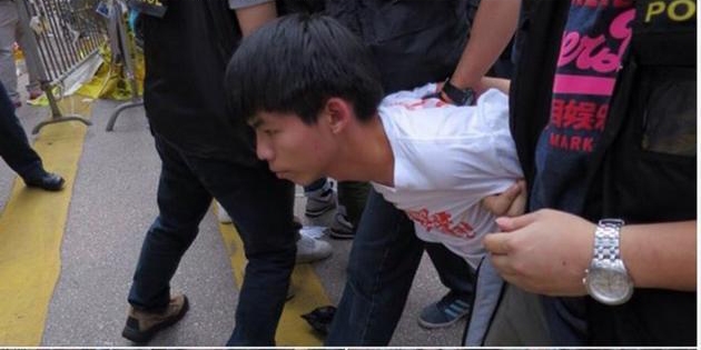 26일 홍콩 몽콕 시위 점거 철거 현장에서 조슈아 웡이 경찰에 연행되고 있다. 출처 명보