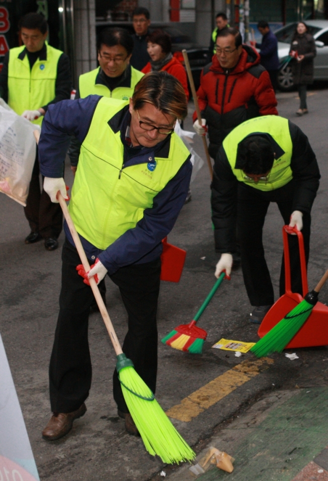 유종필 관악구청장, 대학동에서 골목길 청소.