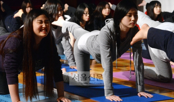 수능 이후 고3교실의 변화 군포 용호고 (요가 강좌)  이종원 선임기자