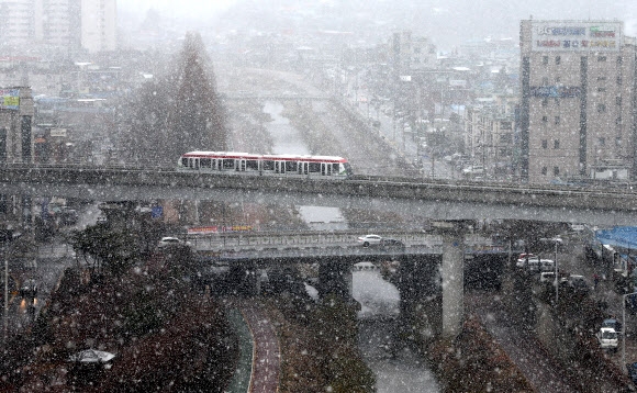 1일 오전 경기도 의정부시 신곡동에서 경전철이 눈발 사이로 달리고 있다.  연합뉴스