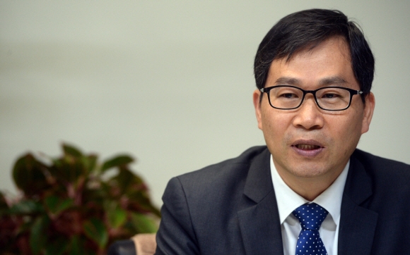 황해봉 국민권익위원회 행정심판국장이 1일 오전 서울 서대문구 통일로 사무실에서 가진 서울신문과의 인터뷰에서 도입 30년을 맞이한 행정심판 제도의 특징과 발전방향에 대해 설명하고 있다. 