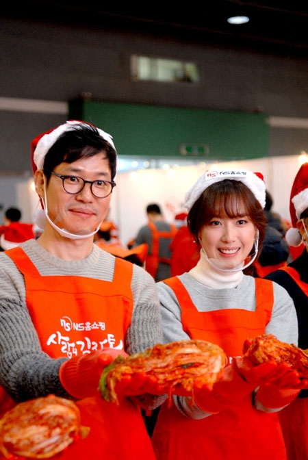 양재동 aT센터에서 열린 NS홈쇼핑 ‘행복나눔 사랑의 김장통’ 행사에서 전속모델 유준상, 홍은희 부부와 NS홈쇼핑 도상철 대표이사, 임직원들(왼쪽부터)이 직접 담근 김치를 들고 포즈를 취하고 있다.