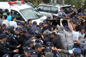 “주민 무시한 강정마을 해군기지 결정, 반대측엔 무자비한 과잉진압”