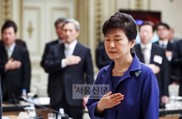 박근혜 대통령이 2일 청와대에서 열린 통일준비위원회 제3차 회의를 주재하기에 앞서 국민의례를 하며 눈을 지그시 감고 있다.  안주영 기자 jya@seoul.co.kr