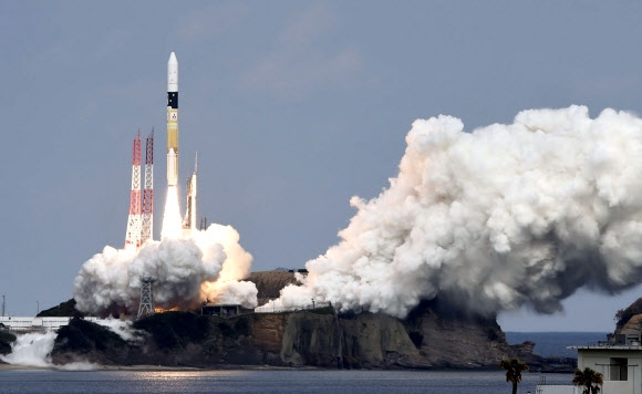 일본 소행성 탐사기 ’하야부사2’ 발사