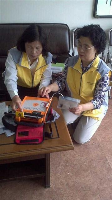 강동구 자동심장충격기(AED) 관리사업단으로 활동하고 있는 어르신들이 다중시설을 찾아 AED를 점검하고 있다.  강동구 제공