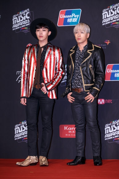 포즈 취하는 GD&태양