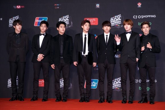 포즈 취하는 인피니트