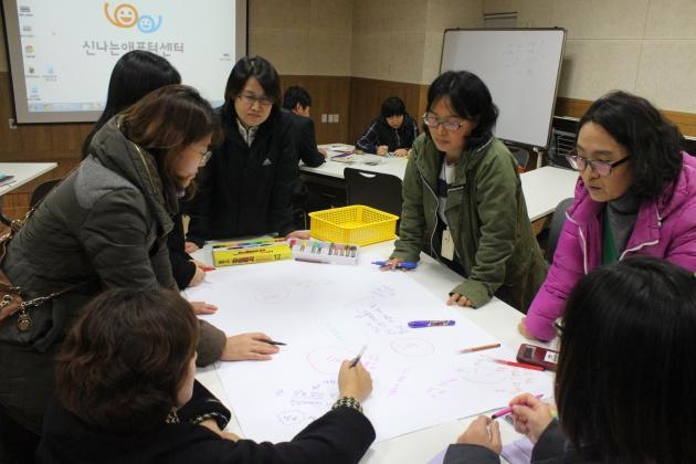 지난달 20~28일 은평구청소년문화의집에서 열린 ‘교육 주체 단위별 워크숍’에서 참가자들이 ‘청소년의 행복한 삶’을 주제로 열린 토론을 하고 있다.  은평구 제공