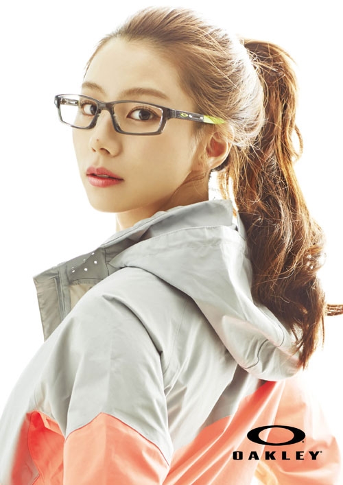 글로벌 브랜드 ‘오클리’ 모델에 발탁된 박수진 화보