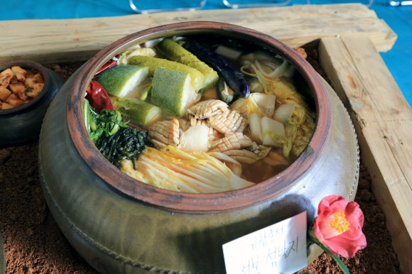 전남 완도전복이 김치와 만나 ’울트라 슈퍼푸드’로 변신했다. 완도군이 국립수산과학원과 함께 5일 완도수산고 대양관에서 전복김치 대중화를 위해 200년 전통의 전복김치 담그기 행사를 열었다.  연합뉴스