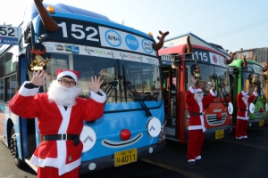 “눈웃음이 제 매력이랍니다~”