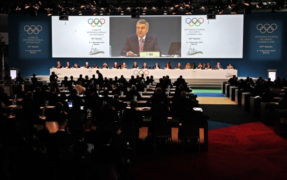 토마스 바흐 국제올림픽위원회(IOC) 위원장이 8일 모나코 몬테카를로에서 열린 제127회 총회 도중 ‘어젠다 2020’을 추진하게 된 배경 등을 설명하고 있다. 몬테카를로 AFP 연합뉴스