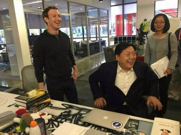 중국 경화시보는 9일 루웨이(가운데) 국가인터넷정보판공실 주임이 이달 초 미 실리콘밸리에 있는 페이스북 최고경영자(CEO) 마크 저커버그(왼쪽)의 사무실에서 시진핑 국가주석의 새 책(오른쪽 아래)을 발견하고 환하게 웃는 모습을 게재했다.  출처 경화시보