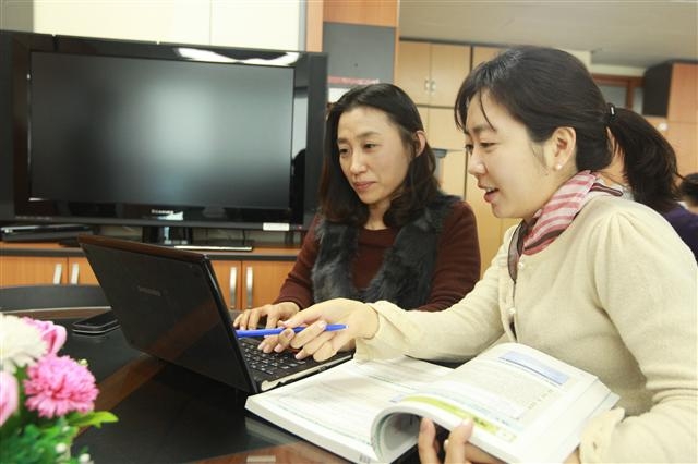 9일 구로구 직원이 강사로부터 엑셀 사용법을 배우고 있다. 구로구는 맞춤형 정보화 교육을 통해 올해 정보지식인대회에서 1등인 대통령상을 수상했다. 구로구 제공