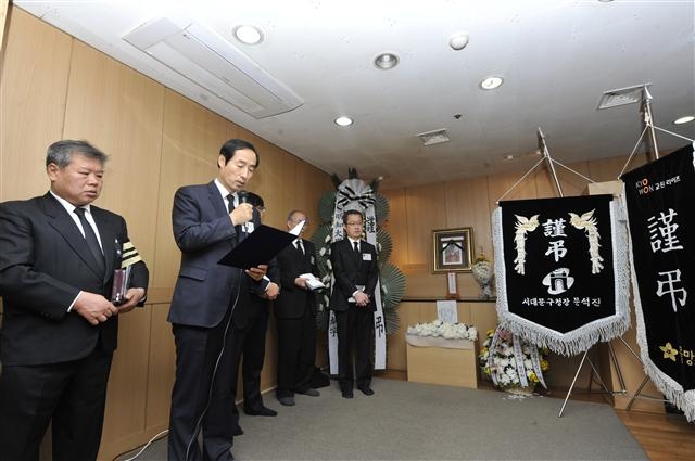 9일 서대문구 홍은동 동신병원 장례식장에서 문석진(왼쪽) 서대문구청장이 무연고 북한이탈주민 고(故) 이덕평씨 조사를 낭독하고 있다.  서대문구 제공