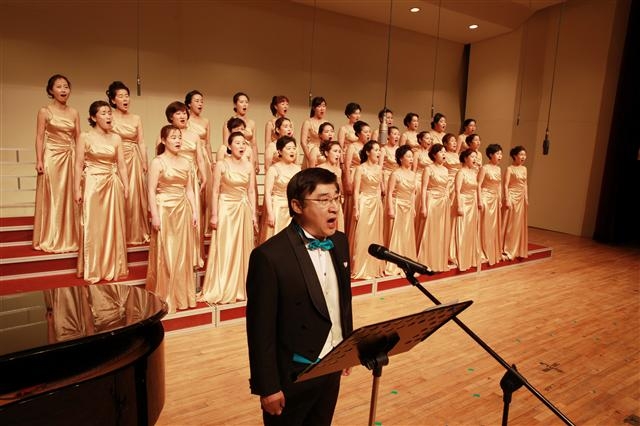 이동진(가운데) 도봉구청장이 9일 열린 도봉구립여성합창단 정기연주회에서 합창단원들과 함께 열창하고 있다. 도봉구 제공