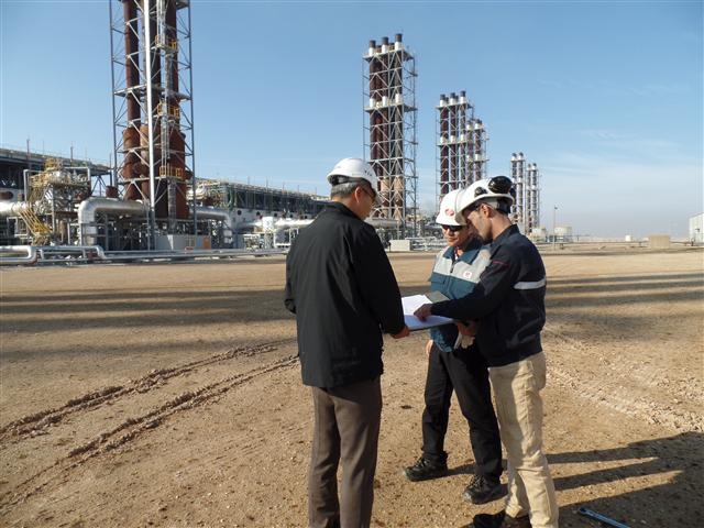 지난 1일 한국전력이 건설한 요르단 암만 디젤내연기관 발전소에서 한전 직원과 요르단 현지 엔지니어들이 업무와 관련해 대화를 나누고 있다.