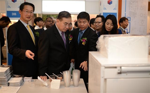 지난 2일 말레이시아 쿠알라룸푸르에서 열린 대한민국 우수상품전시회(G-FAIR)에서 경기도와 말레이시아 정부 관계자들이 전시된 제품을 살펴보고 있다. 경기중소기업종합지원센터 제공