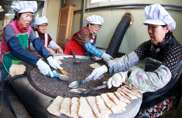 자갈에서 구워 더 고소한 함양 한과