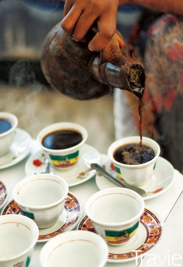 손잡이가 없는 전통잔 ‘시니’에 커피를 따르기까지는 정성과 시간이 필요하다