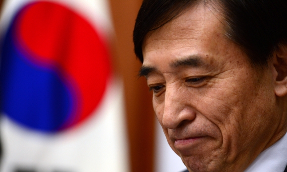 이주열 한국은행 총재가 11일 서울 중구 소공로 한은 본점에서 열린 금융통화위원회에서 입을 굳게 다물고 골똘히 생각에 잠겨 있다. 박윤슬 기자 seul@seoul.co.kr 