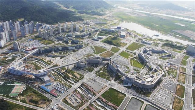 밀마루 전망대에서 내려다본 정부세종청사와 주변 주택단지. 부처 이전이 마무리되면서 명실상부한 행정중심복합도시의 면모를 갖추게 됐다.  행복도시건설청 제공 