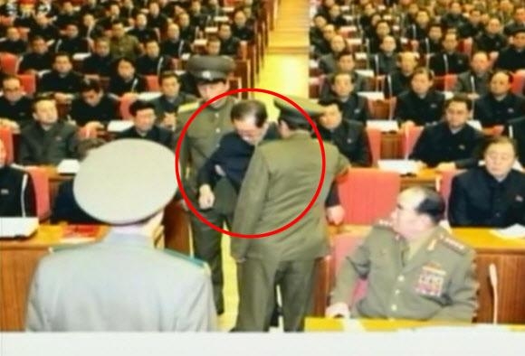 북한 조선중앙TV는 지난해 12월 9일 장성택 전 국방위원회 부위원장이 노동당 정치국 확대회의에서 인민보위부에 의해 체포되어 끌려나가는 모습을 공개했다.