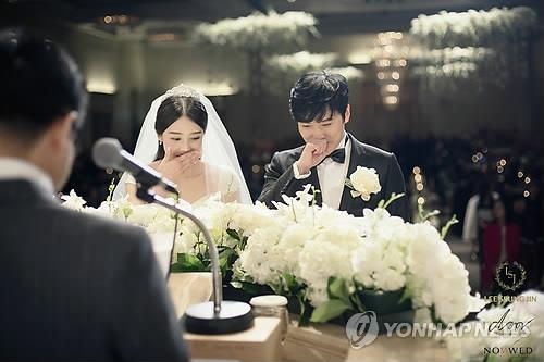 그룹 ‘슈퍼주니어’의 멤버 성민(오른쪽)과 가수 겸 뮤지컬 배우 김사은 연합뉴스