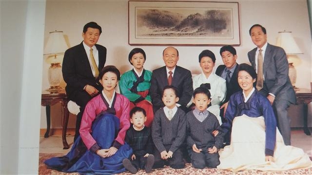 고 정세영 현대산업개발 명예회장이 가족들과 1990년대 후반 서울 성북동 자택에서 찍은 사진. 뒷줄 왼쪽부터 시계 방향으로 장남 정몽규 현대산업개발그룹 회장, 차녀 유경, 정 명예회장, 부인 박영자씨, 외손자 인영, 사위 노경수, 장녀 숙영, 손자 원선, 준선, 운선, 며느리 김나영씨. 포니정 재단·현대산업개발 제공