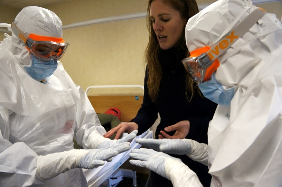 한국 에볼라 구호대 英서 방호복 착용 훈련
