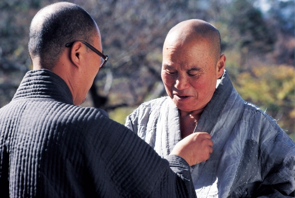 경남 해인사 백련암에서 성철 스님과 함께 찍은 사진.  백련불교문화재단 제공
