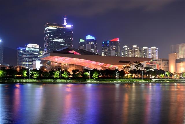 수영강을 배경으로 영화의전당이 불을 밝히고 있다.