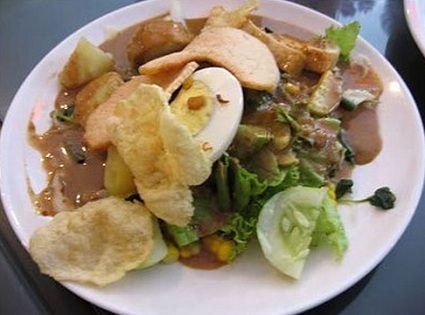 땅콩 소스가 들어간 야채샐러드, 인도네시아 음식 ‘가도 가도’