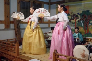 겨울밤 인사동 달빛과 음악