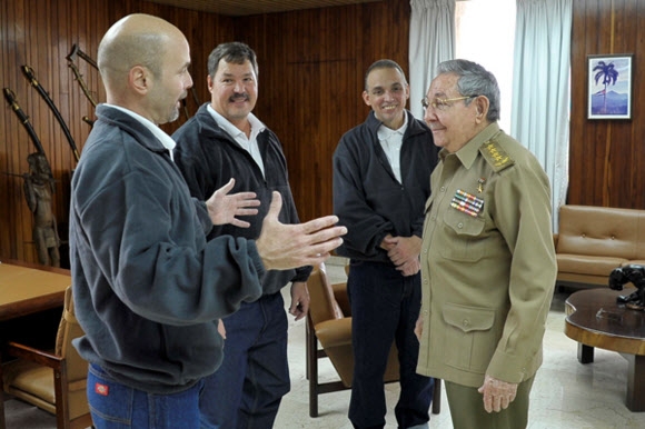 라울 카스트로(오른쪽) 쿠바 국가평의회 의장이 17일(현지시간) 아바나의 집무실에서 미국인 앨런 그로스와 맞교환 방식으로 풀려난 헤라도 에르난데스(왼쪽), 라몬 라바니뇨(왼쪽 두 번째), 안토니오 게레로와 이야기를 나누고 있다. 아바나 AFP 연합뉴스