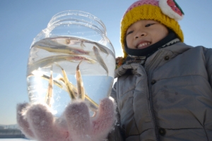 뚝섬 한강공원 눈썰매장서 빙어잡이 체험
