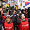 “헌법은 살아 있다” “민주주의 사망”… 둘로 갈라진 대한민국