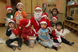 [현장 행정] “메리 크리스마스” 산타 구청장의 깜짝 이벤트