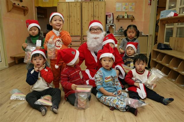 ‘일일산타’로 변신한 정원오(가운데) 성동구청장이 22일 성동구 구립 서마어린이집에서 원아들과 기념사진을 찍고 있다. 성동구 제공