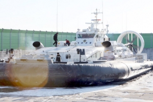 출항 준비하는 200인승 초대형 공기부양정 H09