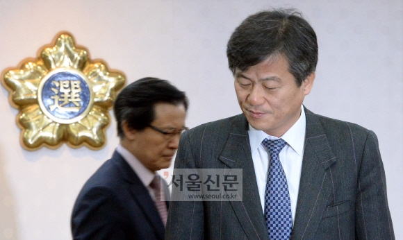 이인복 중앙선거관리위원장이 22일 경기 과천시 중앙선거관리위원회에서 통합진보당 광역·기초 비례대표 의원의 의원직 상실 여부를 결정할 회의를 주재하기 위해 회의실에 들어오고 있다. 이종원 선임기자 jongwon@seoul.co.kr