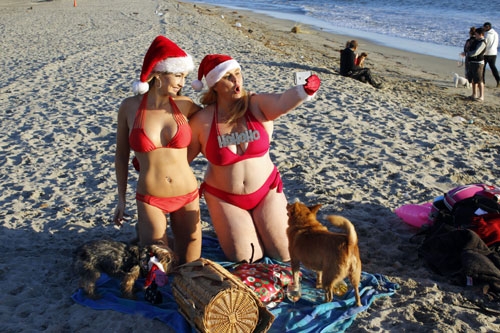 호주의 리얼리티 스타이자 배우인 에이제이 로체스터(45·오른쪽), 22일(현지시간) 친구와 함께 캘리포니아의 한 해변에서.  사진=TOPIC/SPLASH NEWS(www.topicimages.com)