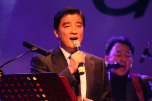이해식 강동구청장, 강동가족 사랑나눔 음악회서 노래 부르다
