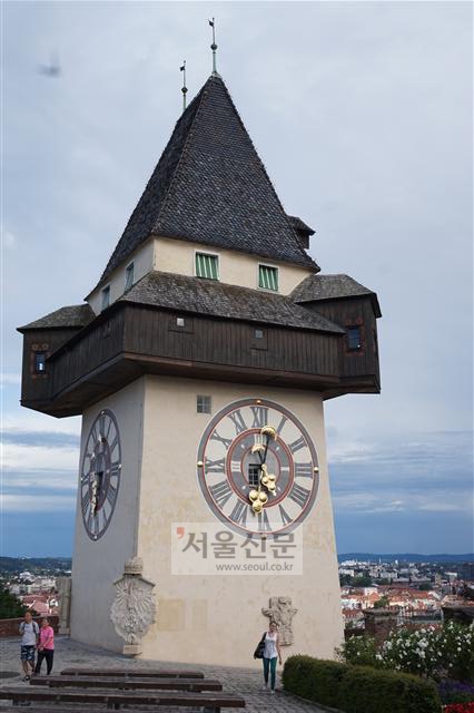 해발 473m의 슐로스베르크 언덕에 있는 시계탑. 쿤스트하우스 지붕의 촉수는 그라츠를 상징하는 시계탑과 교신하듯이 시계탑을 향하고 있다.