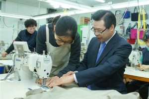 ‘한 땀’ 재봉하며 홀로서기 희망 심는다