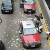 홍콩서 현금수송차 뒷문 열리며 21억원 쏟아져…행인들 아수라장