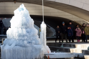 청계천에 얼음트리 꽁꽁