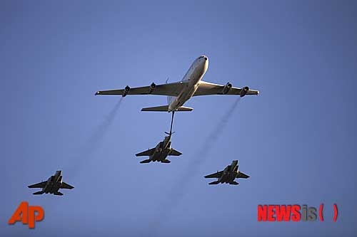 이스라엘 전투기 F-15에 연료를 주입하는 이스라엘 공군 소속 보잉 707. 사진=AP/뉴시스