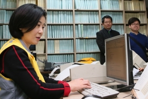 김희정 여성가족부 장관, 점자도서관서 봉사활동